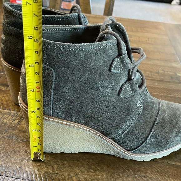 TOMS Desert Edge Olive Suede Wedge Ankle Booties - Size 7.5 - Picture 5 of 10